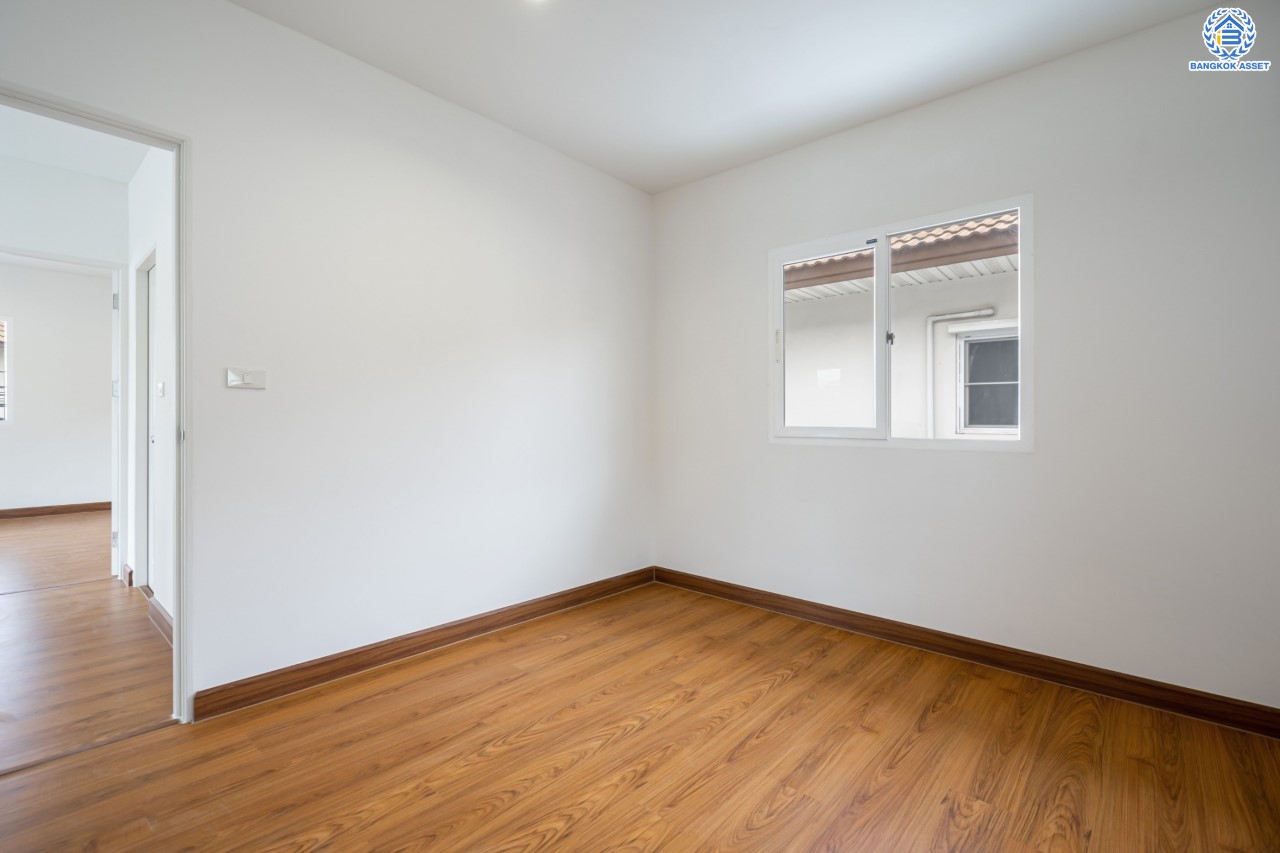 บ้านมือสองตกแต่งใหม่ ม.พฤกษาวิลเลจ11 ท่าอิฐ หลังมุม เนื้อที่ 50.2 ตร.ว. ฟังก์ชันพร้อม 4 ห้องนอน 2 ห้องน้ำ 2 ที่จอดรถ บนทำเลศักยภาพ เข้า-ออกได้ทั้งถ.รัตนาธิเบศร์ และถ.ราชพฤกษ์ ใกล้รถไฟฟ้าสายสีม่วง "สถานีบางรักน้อยท่าอิฐ"